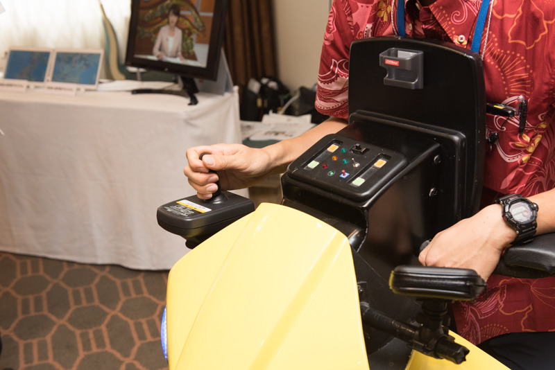 走行は右のスティック、左のスマートフォンは観光案内などを想定する