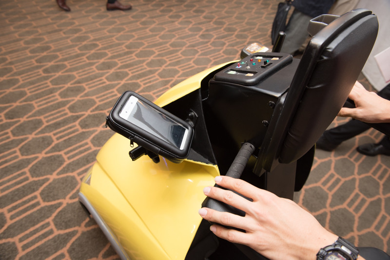 走行は右のスティック、左のスマートフォンは観光案内などを想定する