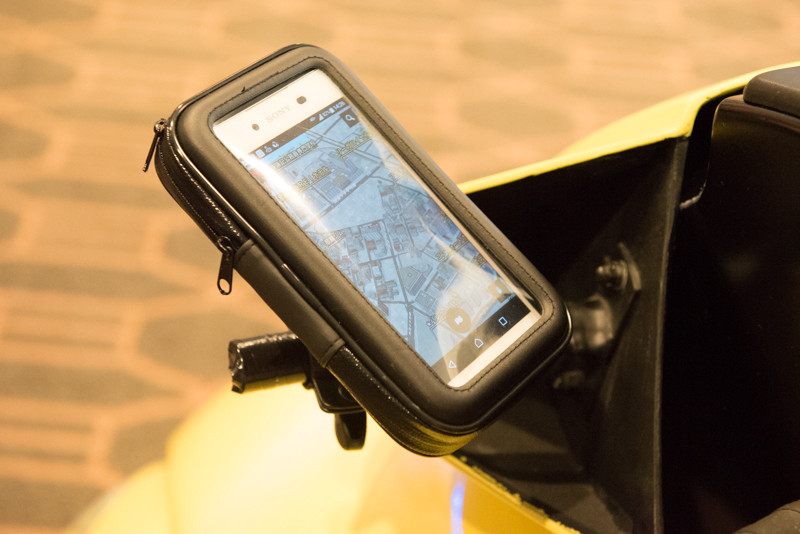 走行は右のスティック、左のスマートフォンは観光案内などを想定する