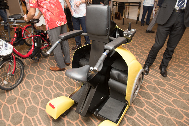 開発中の「ユニバーサルビークル」は高齢者向けの電動カートを発展させたもので、観光での利用も検討中。ドコモは通信や遠隔操縦などの部分を開発している。車両自体はテムザックが開発している「RODEM」で、異なるデザインで市販される予定