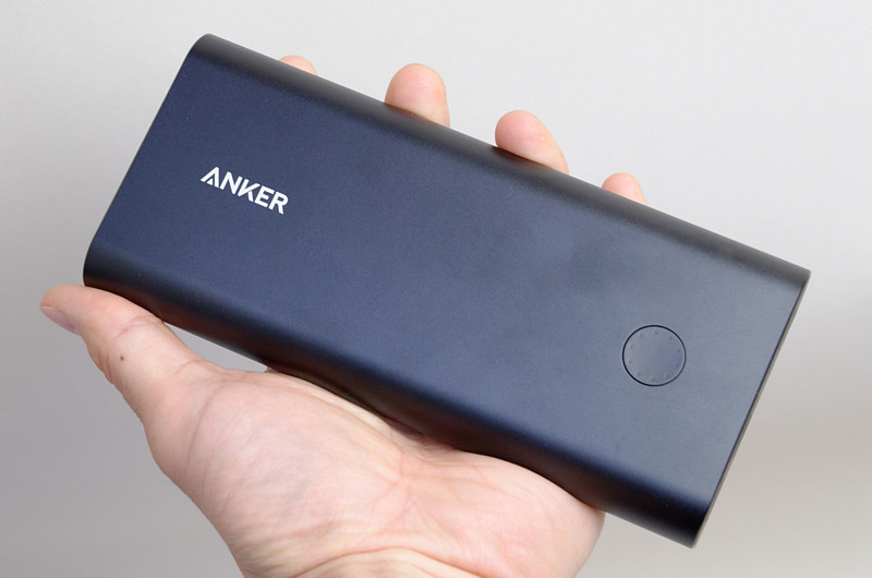 ずっしり、大容量のモバイルバッテリー
