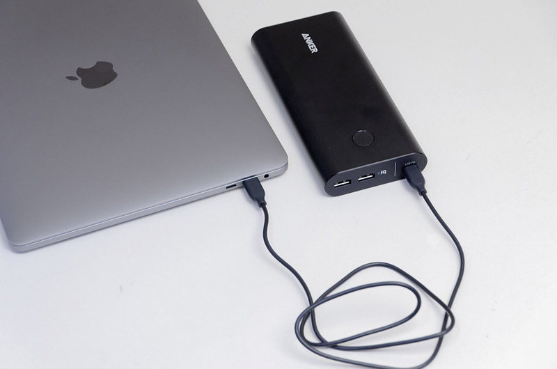 純正ACアダプターほどではないけれど、MacBook Proを使いながらでもきちんと電池残量は増える