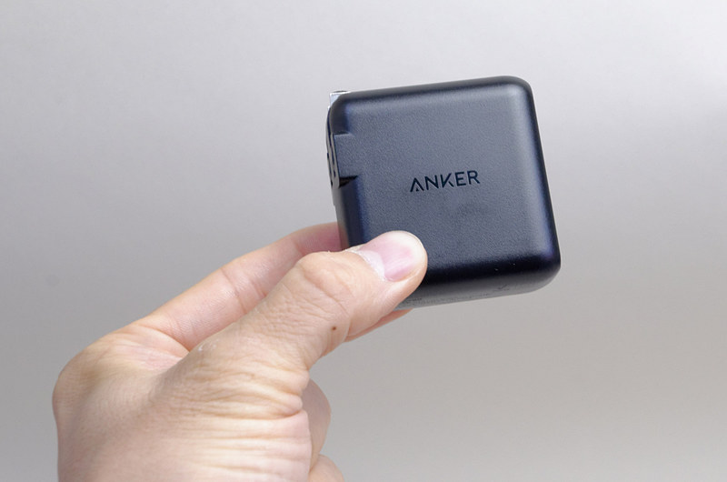 最大30W出力のコンパクトな付属Type-C ACアダプター