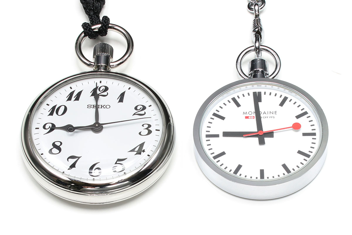 左は常用しているポケットウォッチ。どれもクォーツ時計（水晶発振・電池式）ですが、20年以上使っているものもあります。中央は鉄道時計で、これらもクォーツ。鉄道時計は視認性がとても良いです。右は機械式のポケットウォッチで、メカニズムの動作や音を楽しめるスケルトンタイプです。