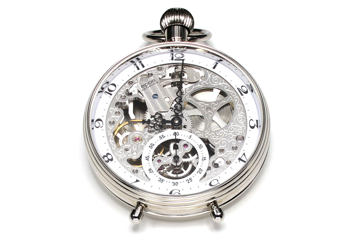 左は常用しているポケットウォッチ。どれもクォーツ時計（水晶発振・電池式）ですが、20年以上使っているものもあります。中央は鉄道時計で、これらもクォーツ。鉄道時計は視認性がとても良いです。右は機械式のポケットウォッチで、メカニズムの動作や音を楽しめるスケルトンタイプです。