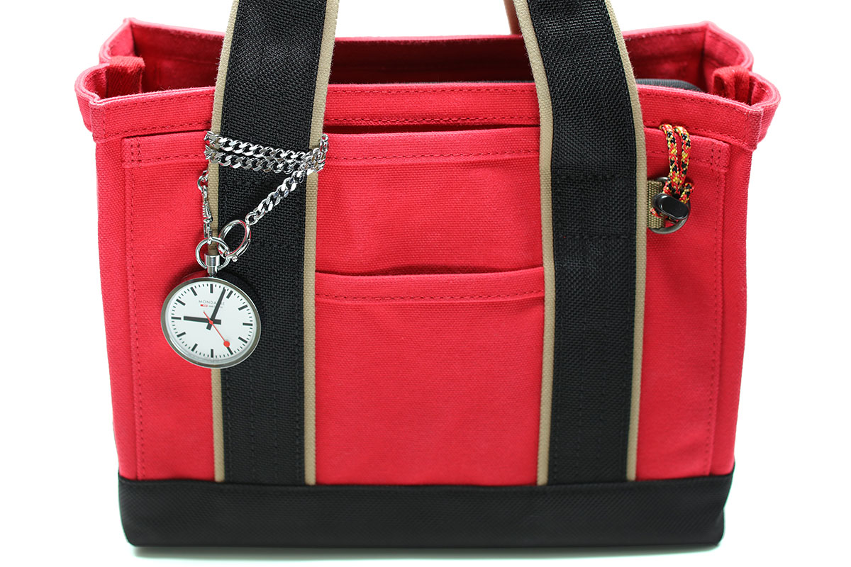 ポケットウォッチには吊すための取っ掛かりがあり、そこにチェーンや金具などをつなげば、いろいろなところから吊せます。携帯できる掛け時計として考えると、時計として意外に使いやすかったりします。