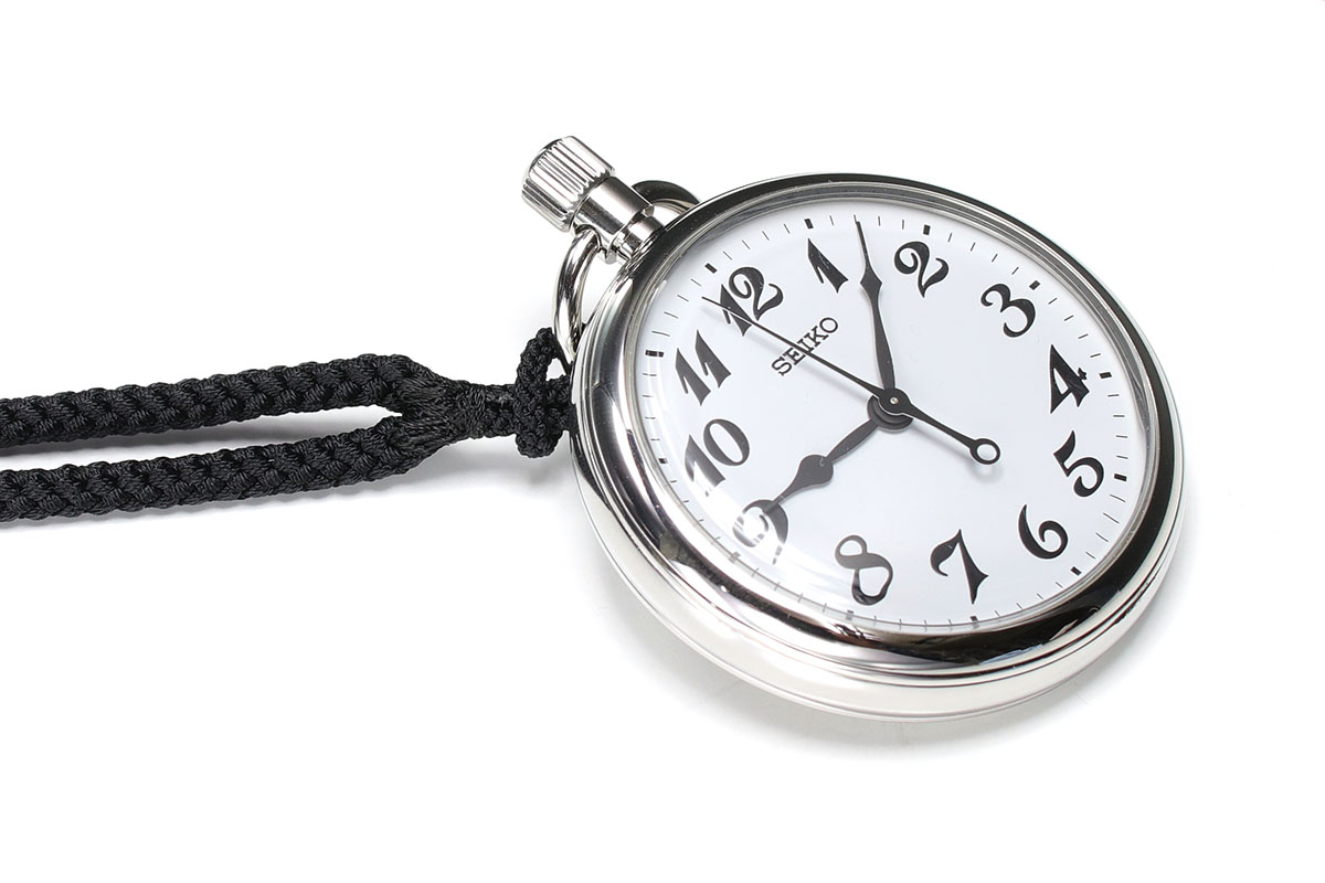 リング状の金具を後に倒して机上に置いても、わりとサマになります。机上で立てられる機構を持ったポケットウォッチもあります。