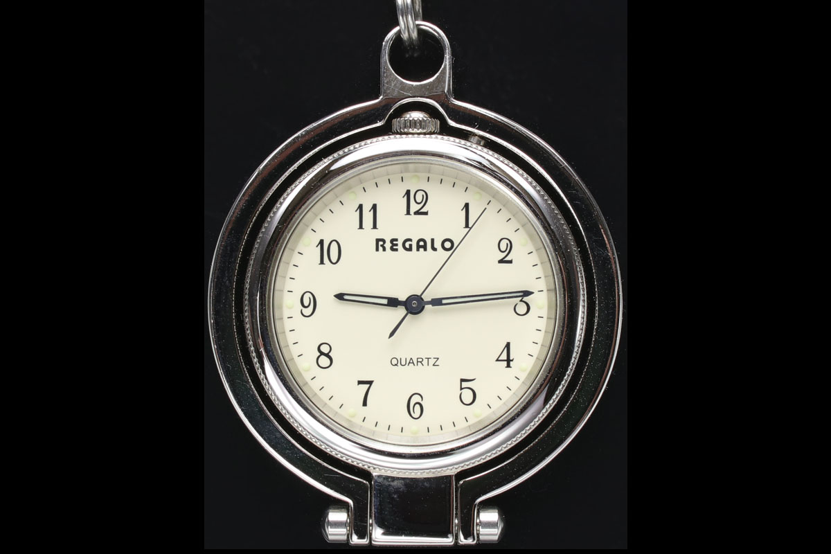 こちらはREGALOというブランドのポケットウォッチ。これも20年くらい前に数千円で買ったような……。ブランドについて調べましたが情報が得られませんでした。ソックリの構造とデザインの「ROGER懐中時計」という製品を見つけましたが、これも購入できない状態でした。この時計の自立する機構が気に入って買いましたが、この機構、とても便利です。