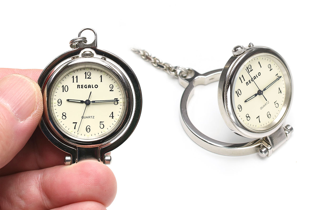 こちらはREGALOというブランドのポケットウォッチ。これも20年くらい前に数千円で買ったような……。ブランドについて調べましたが情報が得られませんでした。ソックリの構造とデザインの「ROGER懐中時計」という製品を見つけましたが、これも購入できない状態でした。この時計の自立する機構が気に入って買いましたが、この機構、とても便利です。