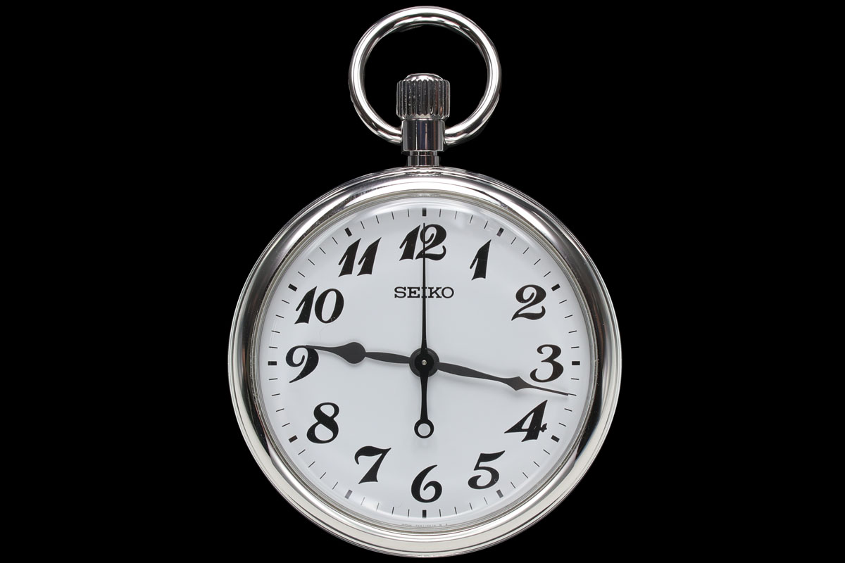 セイコーの「SVBR003 鉄道時計」。税別メーカー価格2万8000円。このあいだJR山手線に乗ったら、運転席の凹みに、これと同じ？　かも!?　と思われるポケットウォッチが置かれていました。