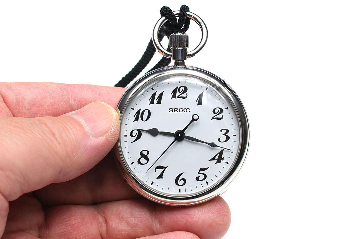 セイコーの「SVBR003 鉄道時計」。税別メーカー価格2万8000円。このあいだJR山手線に乗ったら、運転席の凹みに、これと同じ？　かも!?　と思われるポケットウォッチが置かれていました。