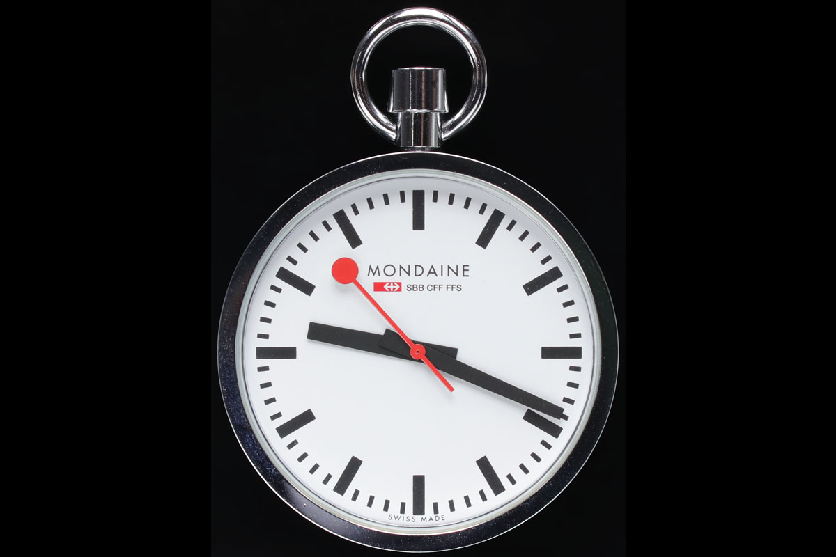 こちらは「スイス鉄道時計」ことMONDAINE（モンディーン）のポケットウォッチです。現行品の公式ページは<a href="http://www.mondainewatch.jp/SHOP/pocket-watches/A6603031611SBB.html" class="n" target="_blank">コチラ</a>で、税別メーカー価格は3万2000円。写真のものは少し古いタイプだと思います。