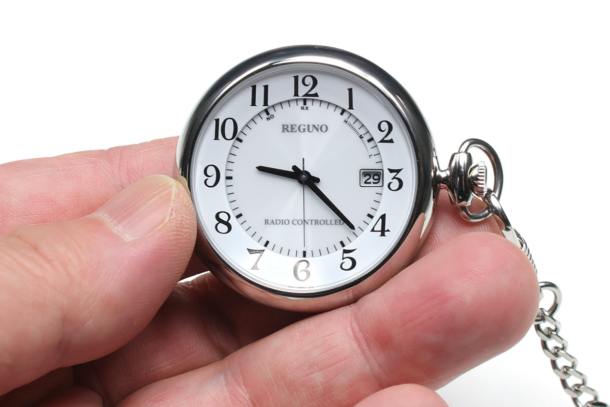 シチズンのソーラーテック電波式ポケットウォッチ。シルバーが「KL7-914-11」で、税別メーカー価格1万8000円。ゴールドが「KL7-922-31」で、税別メーカー価格2万1000円です。