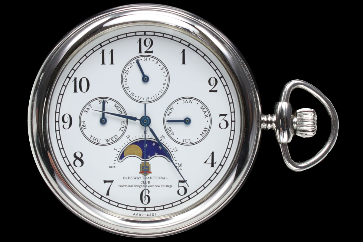 シチズン「FREE WAY TRADITIONAL CLUB AA92-4201L」。ムーンフェイズに加え、3つの小さな針で何月何日何曜日まで表示されます。表示現在でも僅かに流通しているようで、6000円以下で購入できたりもします。