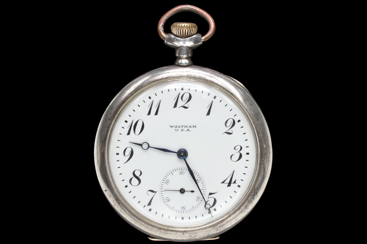 WALTHAMの機械式ポケットウォッチ。古いものですが現在でもわりと正確な時を刻んでくれます。前出のモンディーン製スイス鉄道時計くらいのサイズ感です。