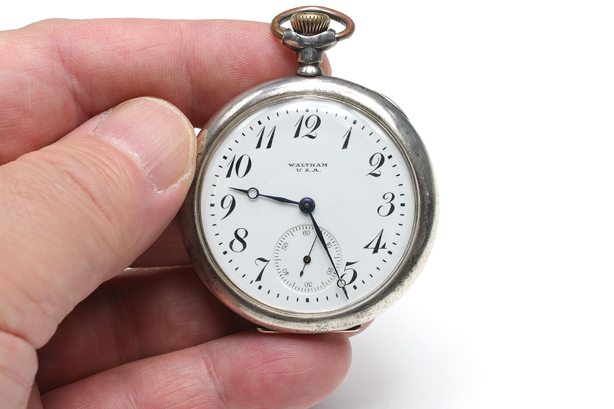 WALTHAMの機械式ポケットウォッチ。古いものですが現在でもわりと正確な時を刻んでくれます。前出のモンディーン製スイス鉄道時計くらいのサイズ感です。