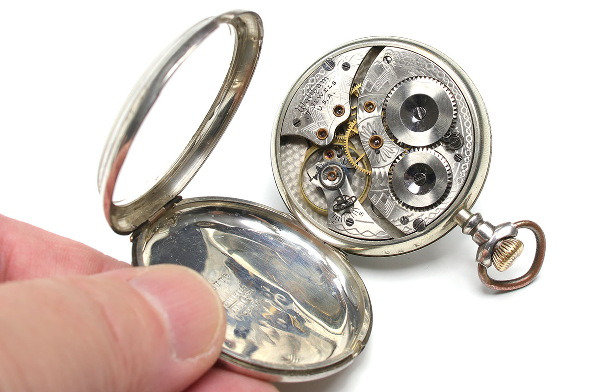 ケースはこんなふうに開きます（手で開くことができます）。機械式時計のメカニズムをじっくり見ることができます。また、機構が出す音が比較的に大きいので、その音を聴いていても楽しいです。