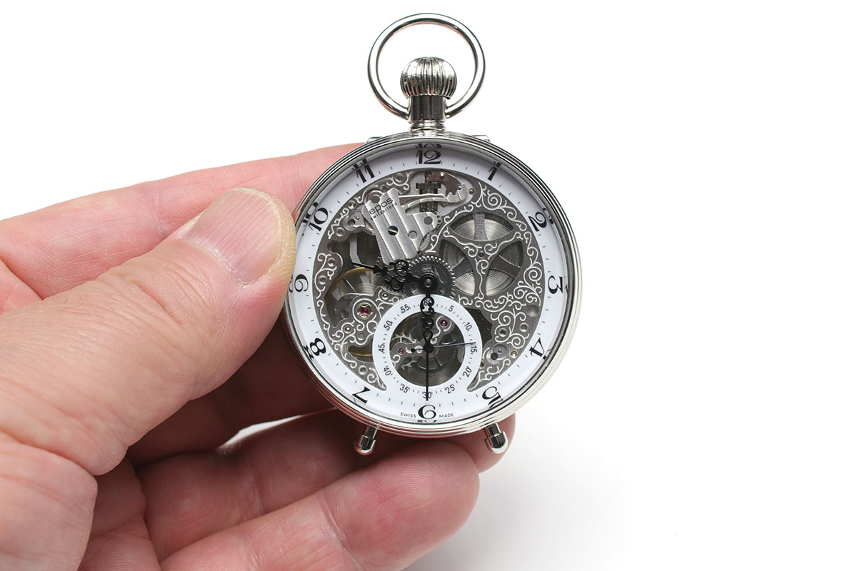EPOSの「EPOS POCKET WATCH 2166SK」。やや大きめの機械式ポケットウォッチで、スケルトンなのでムーブメント内部がよく見えます。8万5000円くらいで購入しました。