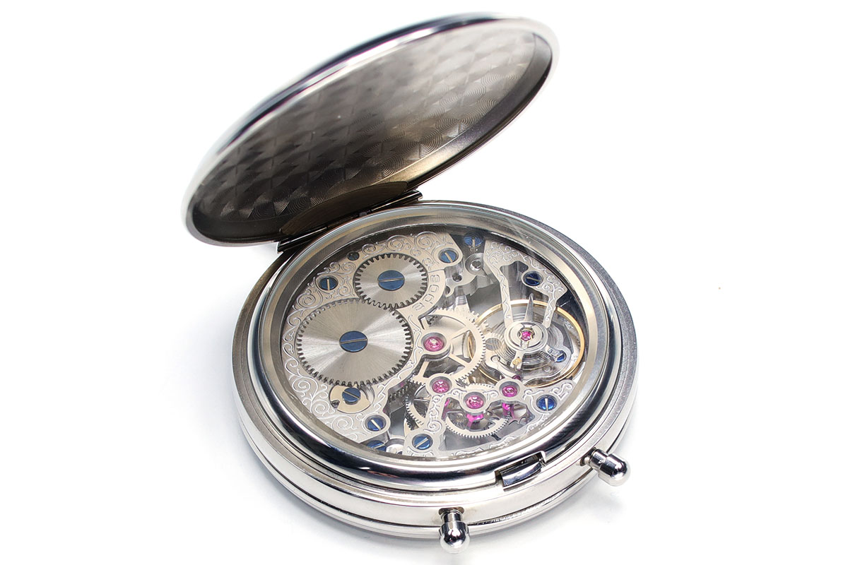 背面のフタを開くと机上に立てて置くことができます。背面からもムーブメント内が見えます。