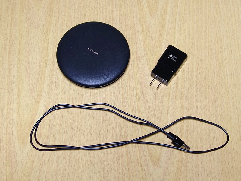 おもな同梱品。このように充電器本体・USB-Type-Cケーブル・USB-ACアダプターがそれぞれ分離できます