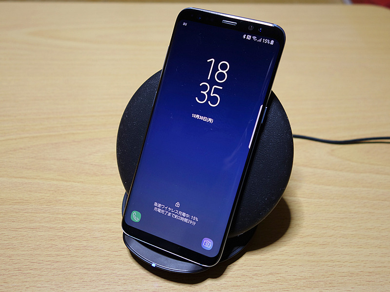 スタンド状態で充電中。写真だとちょっとわかりづらいですが、スタンド部分で青く光っているのがパイロットランプ