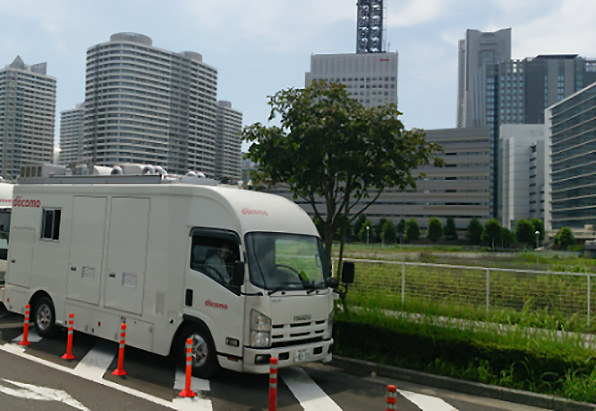 端末装置を搭載する測定車、2個のアンテナを搭載