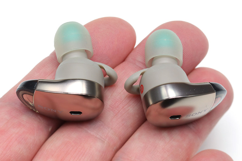 ソニー「WF-1000X」は、左右分離・完全無線のBluetoothイヤホンです。タイプとしては、耳に深めに押し込んで使うカナル型。電源やNC機構などを内蔵するため、一般的なカナル型イヤホンより少し大きめです。