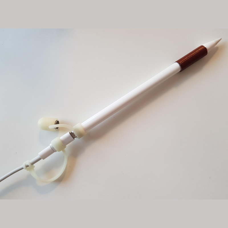 結局、自宅では、こういうアダプターを介した充電スタイルになってしまう