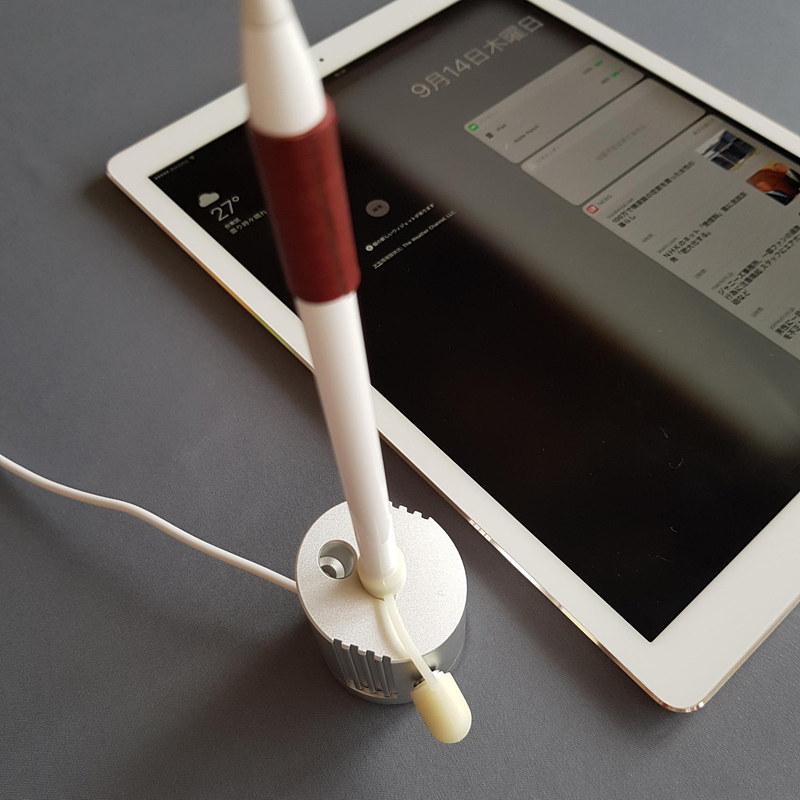 ”充電ドック＆スタンド”を使用するとスッキリしたスタイルで充電できる