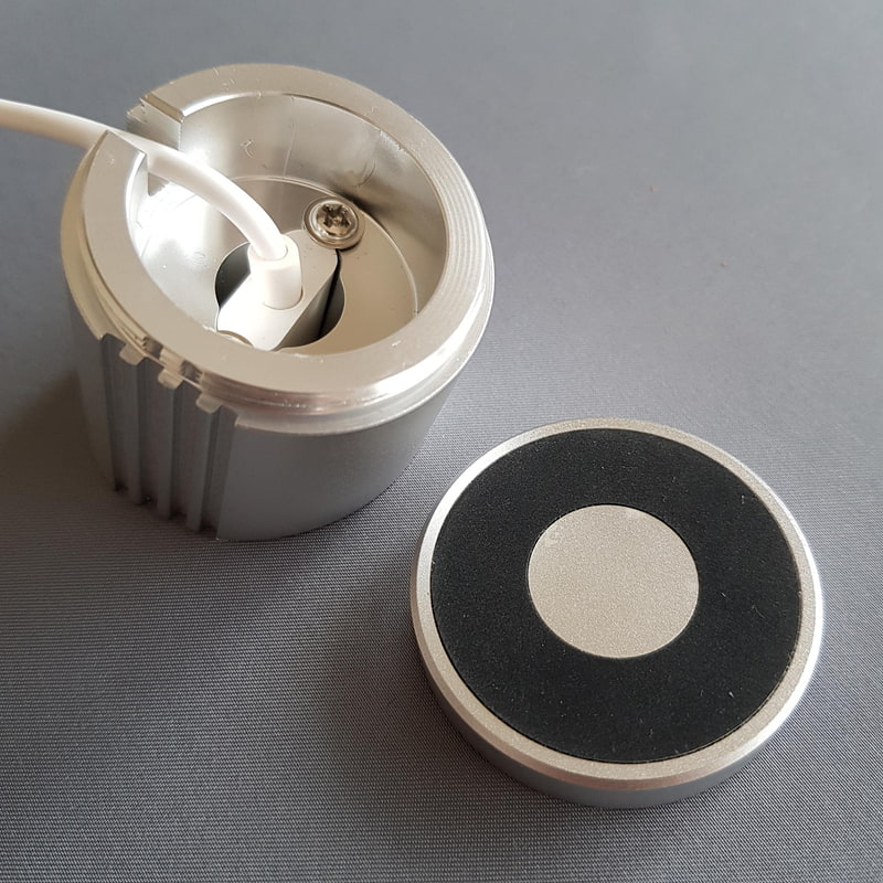 ボトムをねじって外して付属のLightningプラグ（雌）を挿入、2本のネジで固定する