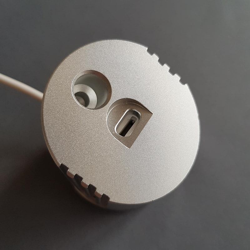 左上の丸い穴はペンスタンド、その右下のLightningポートが見えているのが充電ポートだ