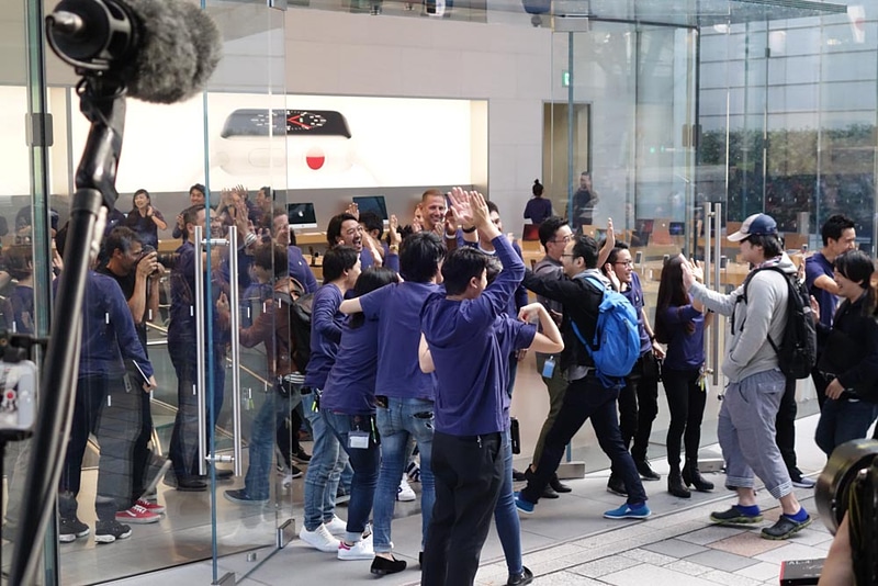 営業開始と同時にスタッフとハイタッチをしながら客が入店する、お馴染みの光景