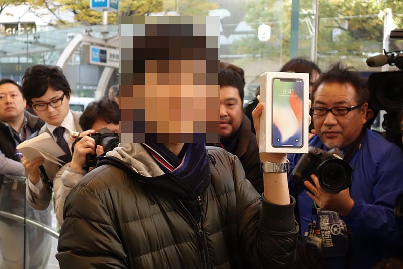 先頭で入店した男性