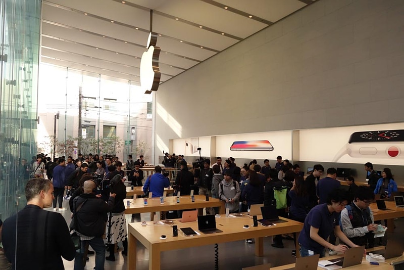 Apple Store店舗にはレジがなく、スタッフが携帯端末（iPhoneに特別なジャケットを装着したもの）を使い、店内にある任意のテーブルを使って販売手続きをする。在庫を都度、店の裏から持ってくるので、やや時間がかかる