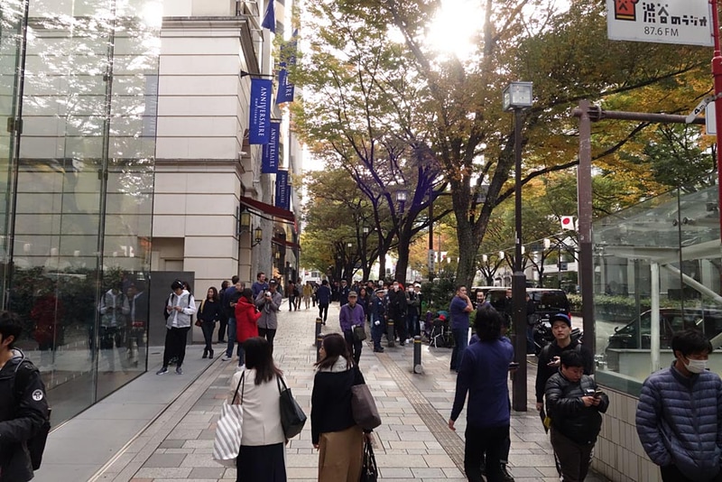 Apple 表参道の前。行列は表参道の交差点に向かい、そのまま左折してずっと続いている