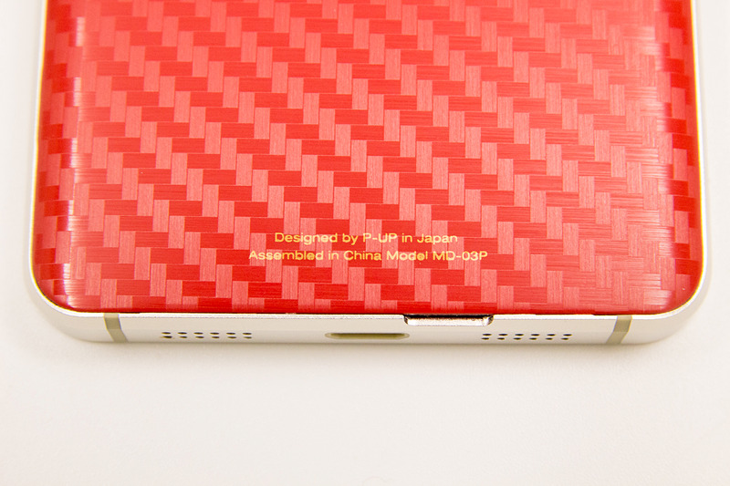 背面カバーを開けたところにmicroSIMスロットとmicroSDスロット。nanoSIM用の変換アダプターを同梱