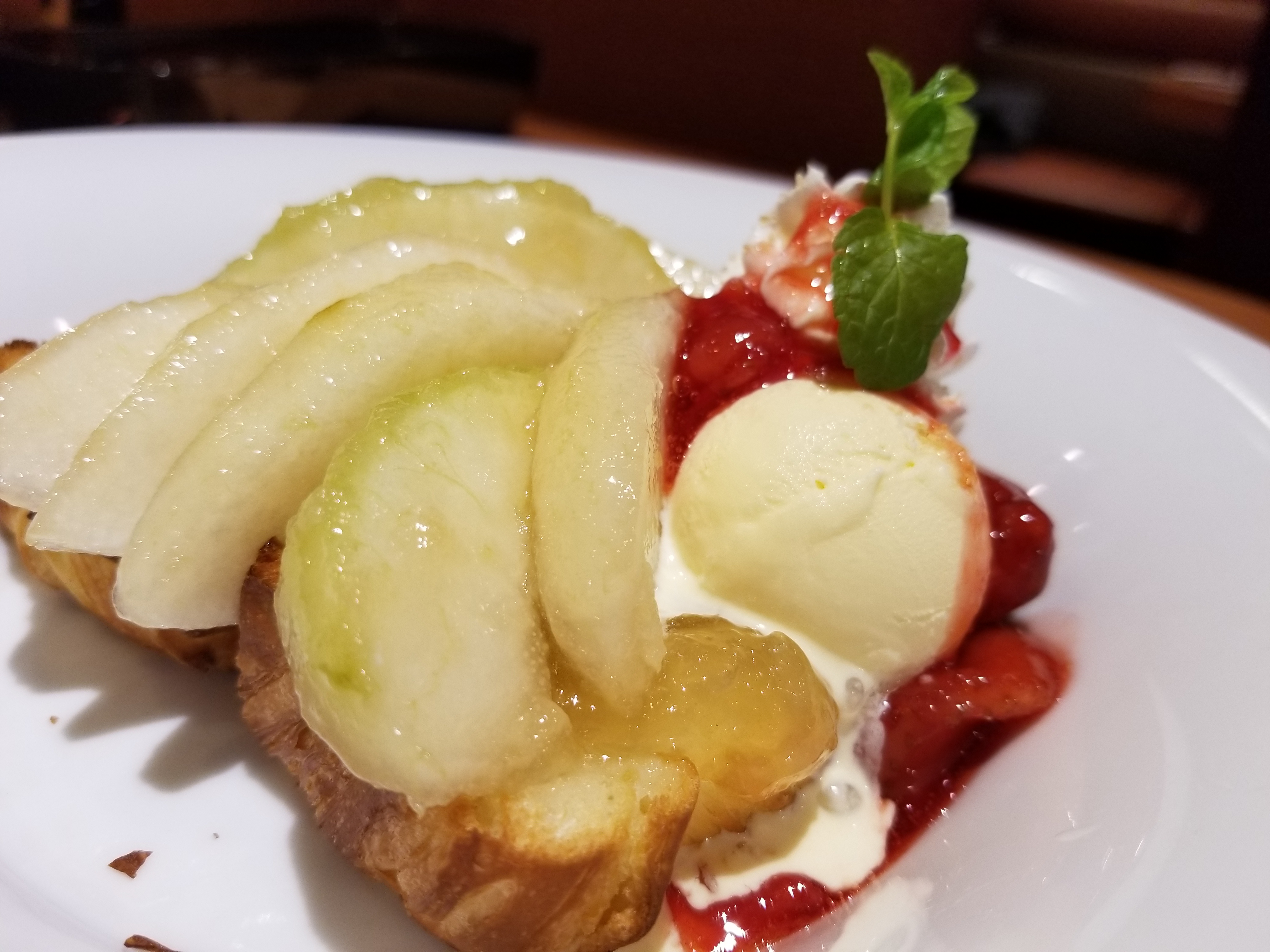 スマホでありがちな食事の撮影も