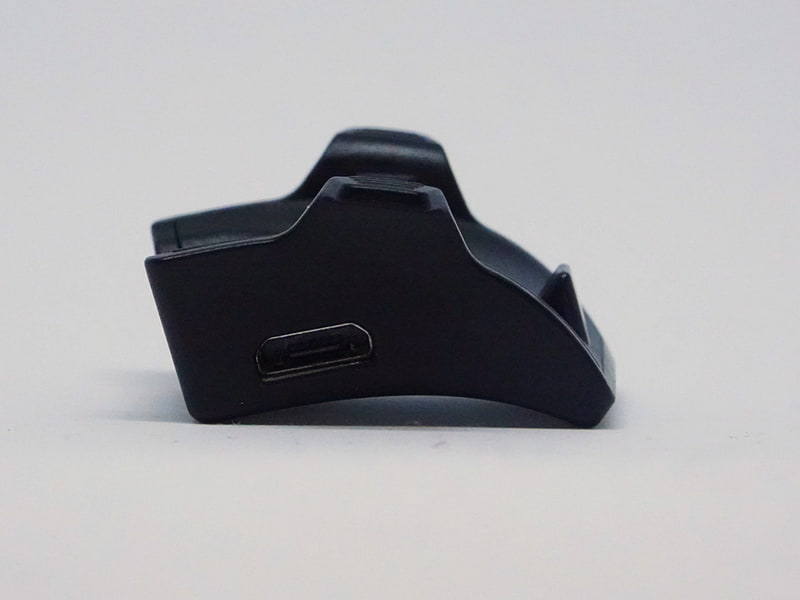 親指サイズの充電器はmicroUSBケーブルを接続して使う。爪がついており、本体にカチッとはまるため、ちょっとやそっとでは外れず心強い