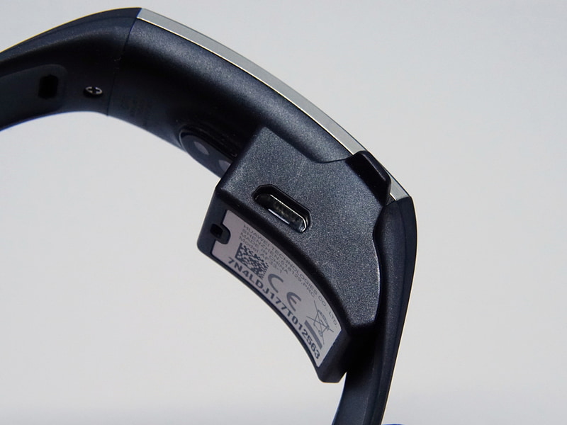 親指サイズの充電器はmicroUSBケーブルを接続して使う。爪がついており、本体にカチッとはまるため、ちょっとやそっとでは外れず心強い