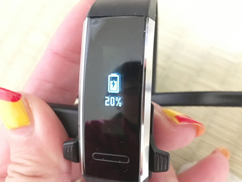 「残量0になってからでは遅い」と思い、16日9時間後に充電開始したがまだ20％も残っていた。腕から外す入浴時のみ充電すれば、それ以外の時間は本当に肌身離さず着けていられそうだ