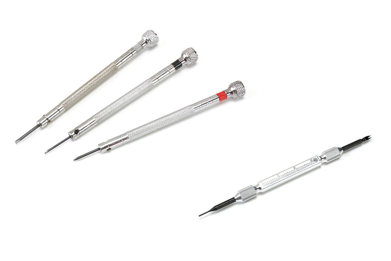 腕時計ホルダーに腕時計を装着するには、腕時計とバンドをつないでいるバネ棒（赤矢印の棒状部品）を外したり再度付けたりする必要があります。精密ドライバーでもバネ棒の付け外しは行えますが、滑りやすいので時計に傷を付けるリスクが高まります。バネ棒を外すための専用工具「バネ棒外し」（右写真・右下）があれば、より容易かつ比較的に安全にバネ棒を付け外しすることができます。なお、バネ棒なその名のとおり内部にバネが入っています。付け外しするとき、ビョーンと飛んで紛失したりすることがあるのでご注意を。