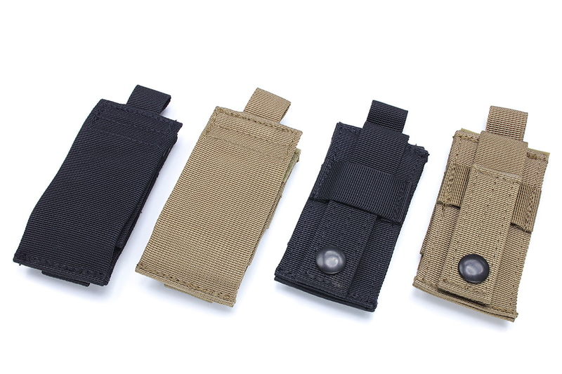 BLACKHAWK!の「WATCH HOLDER」。ブラックとタンがあり、背面のスナップボタン式ループにより、タクティカルジャケットやバッグ、ベルトなどに装着することができます。