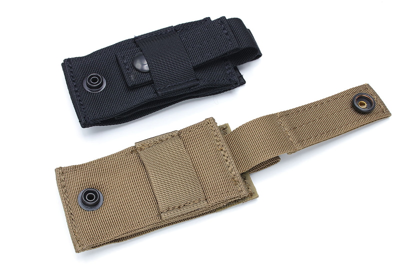 BLACKHAWK!の「WATCH HOLDER」。ブラックとタンがあり、背面のスナップボタン式ループにより、タクティカルジャケットやバッグ、ベルトなどに装着することができます。