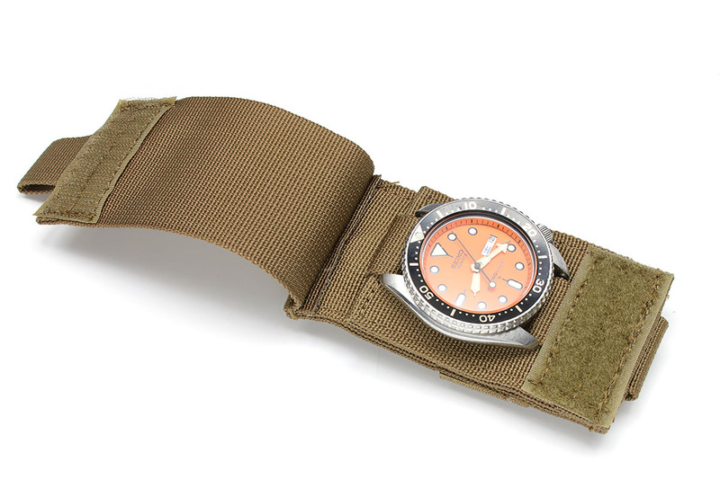 腕時計を装着した様子。ナースウォッチのような感じで腕時計を使えます。面ファスナー式フラップを閉じれば腕時計は覆われて保護されます。腕時計を通すバンド部分は20mmなので、ラグ幅20mm以上の腕時計を装着できますが、ちょっと無理をしたらラグ幅18mmなどの腕時計も装着できました。