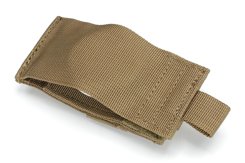 腕時計を装着した様子。ナースウォッチのような感じで腕時計を使えます。面ファスナー式フラップを閉じれば腕時計は覆われて保護されます。腕時計を通すバンド部分は20mmなので、ラグ幅20mm以上の腕時計を装着できますが、ちょっと無理をしたらラグ幅18mmなどの腕時計も装着できました。