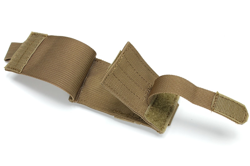 内部はこんな構造。面ファスナーが多く使われていて、容易に腕時計を着脱でき、バッグなどへの装着も手軽です。素材はナイロンだと思いますが、重ね縫いされていない1枚の部分についてはしなやかです。