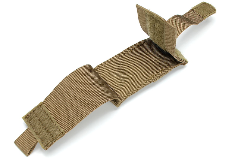 内部はこんな構造。面ファスナーが多く使われていて、容易に腕時計を着脱でき、バッグなどへの装着も手軽です。素材はナイロンだと思いますが、重ね縫いされていない1枚の部分についてはしなやかです。