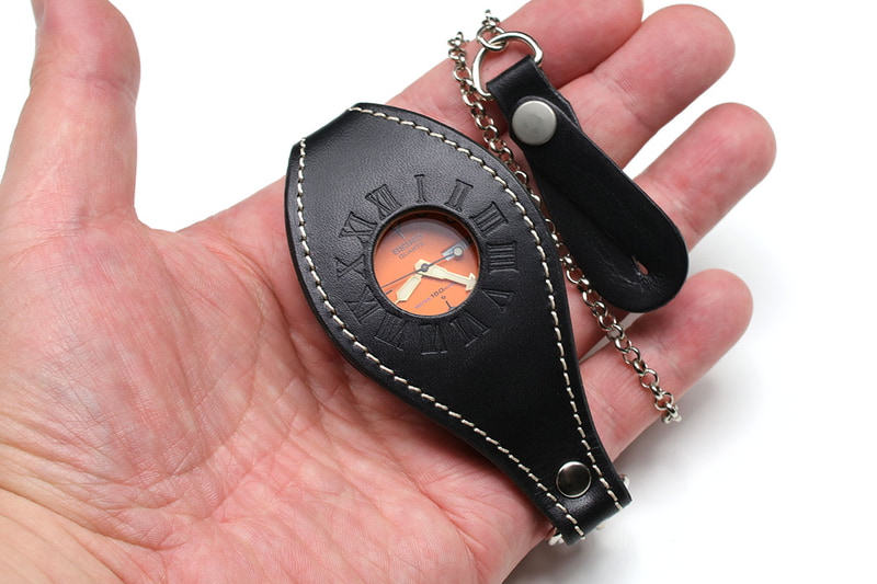 ストラップで使ってもチェーンで使っても、なかなか便利。ストラップやチェーンは外せますので、ほかのチェーンや金具などを付けて使うのもいいですね。時計の保護性もそこそこあって好印象です。