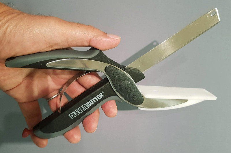 ハサミのようにこうやって持って切る。板バネの機能が生きてくる