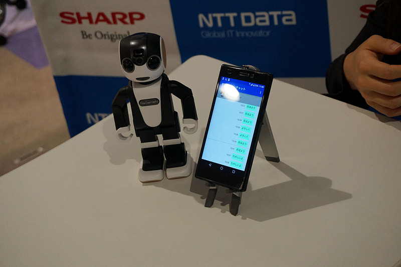 ロボホン単体でも利用できるが、スマートフォンアプリでサポートすることもできる